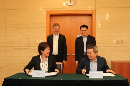 WRI China Director Fang Li and National Climate Strategy Center signing an MOU