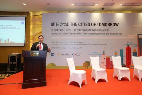 Alex Perera speaks at cities event in Beijing