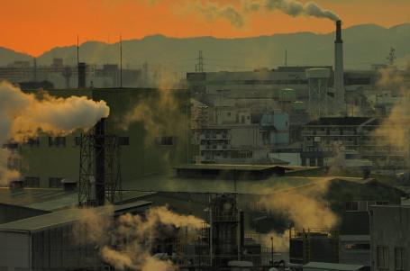 解决新冠肺炎疫情及其对社区影响的一些紧急措施可能带来消极的气候影响，包括加剧空气污染。 照片提供给 Shinobu Sugiyama （Flickr）。