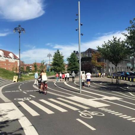 哥本哈根superkilen的自行车道，由丹麦著名建筑事务所BIG进行公共空间规划，图片来自冯婧