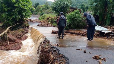 2021年7月，印度帕坦的洪水摧毁了整个城镇的道路。应对气候紧急情况的国家必须追求可持续的基础设施，才能承受越来越极端的天气。