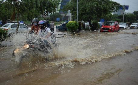图2｜2021年7月，印度哈里亚纳邦古尔冈的洪水。洪水、山火、热穹和干旱现在已是许多国家日常生活的一部分。