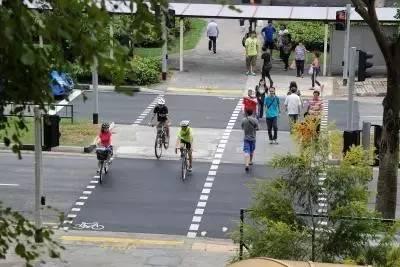 下图为最新规划的Sembawang路段自行车过街设施（midblock crossing）。图片来源新加坡陆路交通局