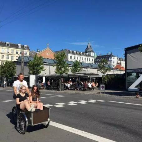 哥本哈根随处可见的拖车自行车，图片来自冯婧