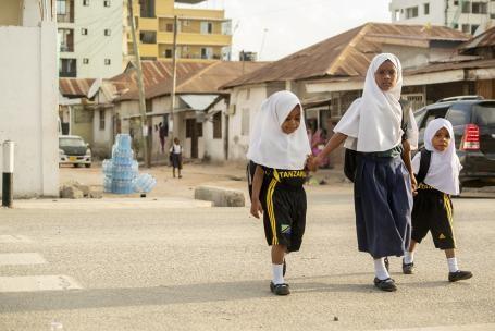 坦桑尼亚达累斯萨拉姆当地的三名学生正穿行街道。图源：WRI