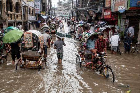 2023年8月，孟加拉国吉大港暴雨淹没的街道。应对气候变化日益严重的影响是COP28的一个关键议程项目，其中也包括处理与气候有关的“损失和损害”
